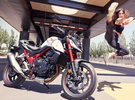 PŘEDSTAVUJEME ZCELA NOVOU HONDU CB750 HORNET