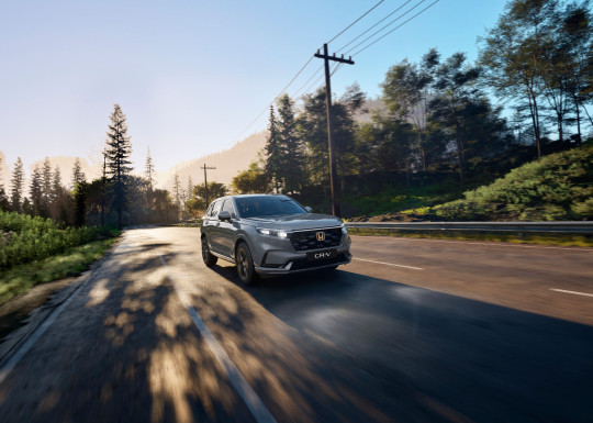 26YM_CR-V_PHEV_Urban_Grey_Front_Dynamic_Forest.jpg