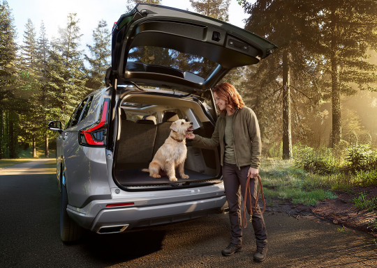 26YM_CR-V_PHEV_Urban_Grey_Boot_opened_with_Talent.jpg