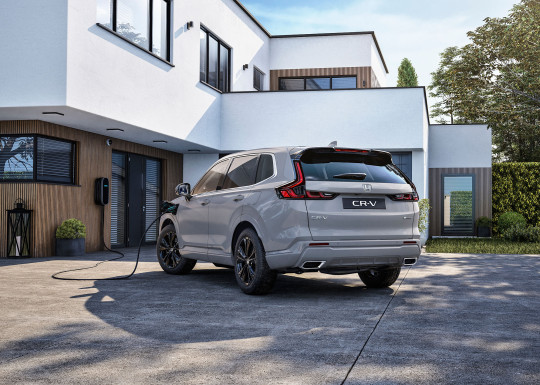 26YM_CR-V_PHEV_Urban_Grey_Rear_Charging_Villa.jpg