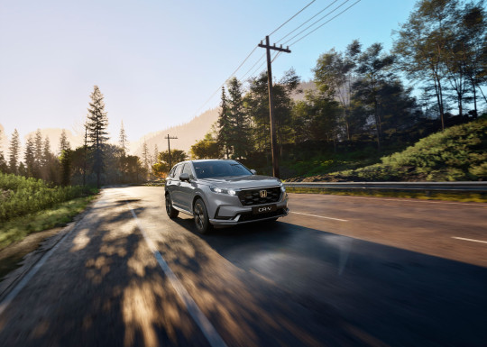 26YM_CR-V_PHEV_Urban_Grey_Front_Dynamic_Forest_with_Talent.jpg