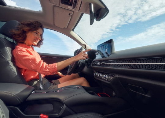 27YM_ZRV_Advance_Interior_SideView_Dashboard_WithTalent_KG_RGB.jpg