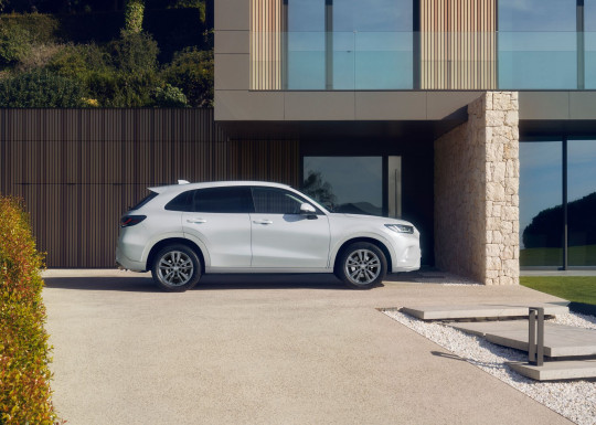 27YM_ZRV_Advance_Side_Static_Driveway_KG_RGB.jpg